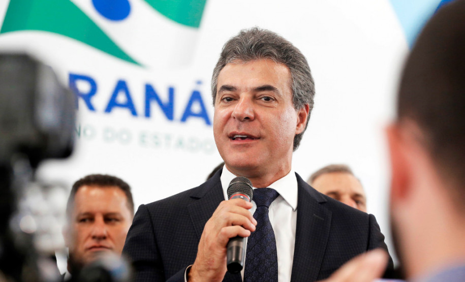 Richa anuncia antecipação do 13º salário dos servidores Pagamento será em parcela única para 270 mil funcionários ativos e aposentados. O valor da folha chega a R$ 1,7 bilhão.