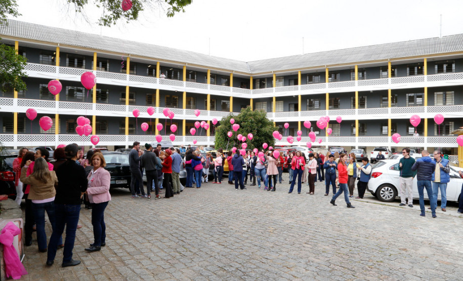 Os servidores que atuam nos departamentos da Secretaria de Estado da Educação (SEED) participaram nessa terça-feira (31), no auditório da SEED, em Curitiba, de uma palestra sobre prevenção e tratamento do câncer de mama. A ação foi organizada pela Associação dos Servidores da Secretaria de Educação do Paraná (ASSEP) e faz parte da campanha de prevenção do Outubro Rosa.