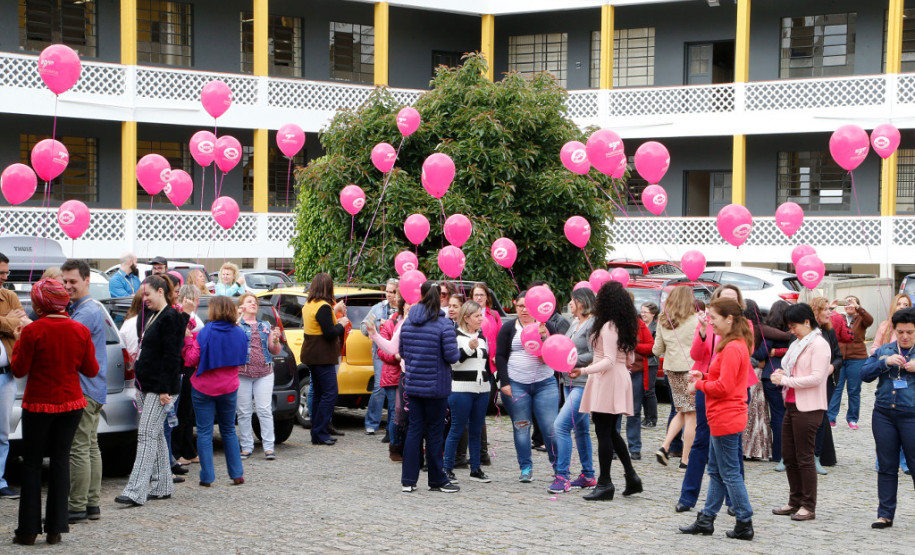 Os servidores que atuam nos departamentos da Secretaria de Estado da Educação (SEED) participaram nessa terça-feira (31), no auditório da SEED, em Curitiba, de uma palestra sobre prevenção e tratamento do câncer de mama. A ação foi organizada pela Associação dos Servidores da Secretaria de Educação do Paraná (ASSEP) e faz parte da campanha de prevenção do Outubro Rosa.