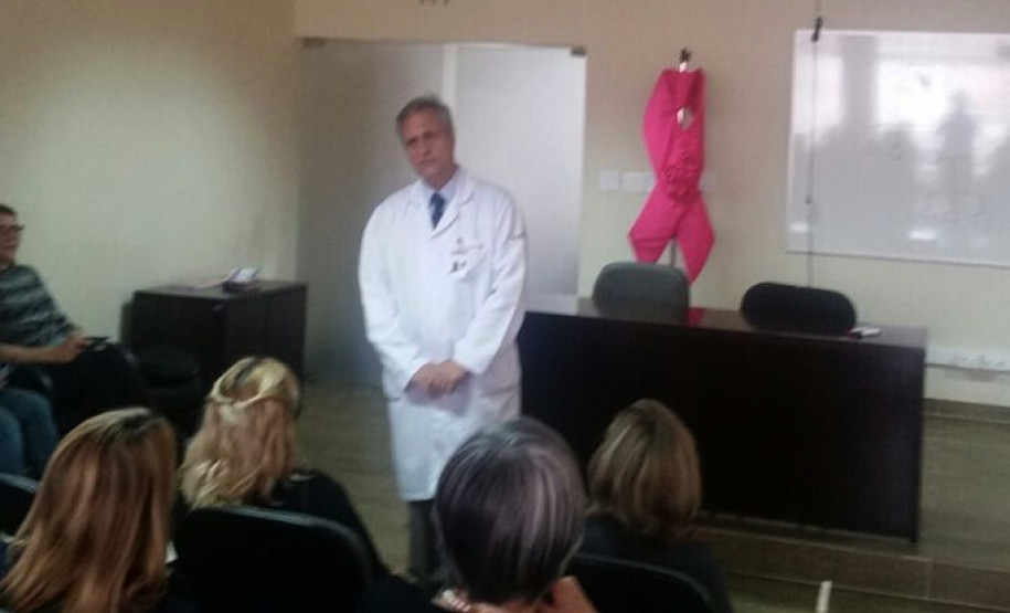 Os servidores que atuam nos departamentos da Secretaria de Estado da Educação (SEED) participaram nessa terça-feira (31), no auditório da SEED, em Curitiba, de uma palestra sobre prevenção e tratamento do câncer de mama. A ação foi organizada pela Associação dos Servidores da Secretaria de Educação do Paraná (ASSEP) e faz parte da campanha de prevenção do Outubro Rosa.