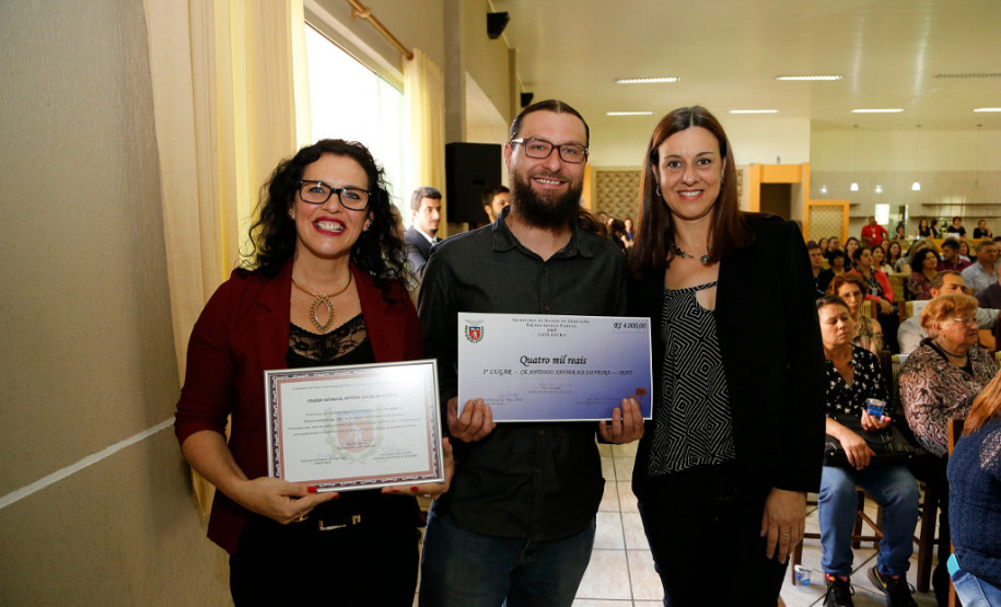 A Secretaria de Estado da Educação entregou nesta terça-feira (31) o prêmio de gestão escolar às unidades pertencentes ao Núcleo Regional de Educação (NRE) de Irati. Este foi o último núcleo a receber a premiação este ano. Em segundo, o Colégio Estadual Antônio Xavier da Silveira.
