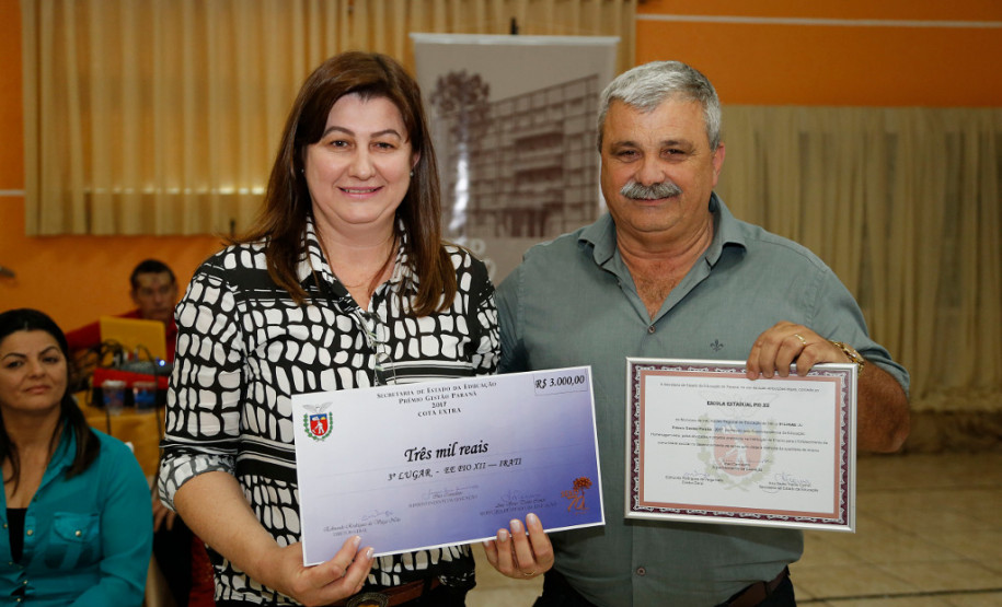 A Secretaria de Estado da Educação entregou nesta terça-feira (31) o prêmio de gestão escolar às unidades pertencentes ao Núcleo Regional de Educação (NRE) de Irati. Este foi o último núcleo a receber a premiação este ano. E, na terceira colocação, a Escola Estadual Pio XII, que também se classificou em segundo lugar para o prêmio de gestão do Conselho Nacional dos Secretários de Educação (Consed).