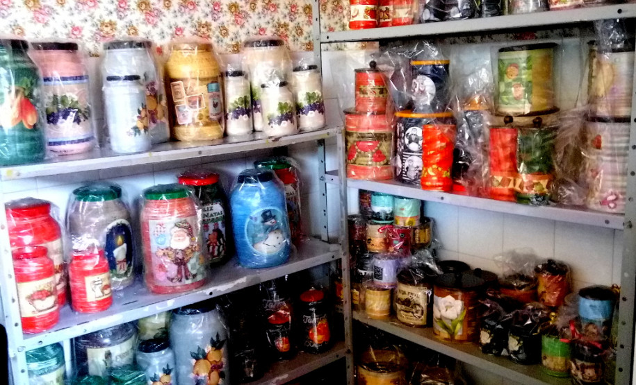 Escola promove oficina de reciclagem e sustentabilidade O Colégio Estadual do Campo Professor Luiz Andrade, localizado na comunidade rural Passa Quatro, no município de Turvo (região central do Estado) desenvolve há um ano o projeto “Reciclar é Arte” com estudantes, funcionários e comunidade. A atividade consiste no reaproveitamento de latas de alumínio e embalagens de vidro, com o objetivo incentivar a reciclagem e combater focos do mosquito Aedes aegypti, transmissor da dengue, zika vírus e chikungunya.