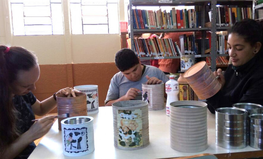 Escola promove oficina de reciclagem e sustentabilidade O Colégio Estadual do Campo Professor Luiz Andrade, localizado na comunidade rural Passa Quatro, no município de Turvo (região central do Estado) desenvolve há um ano o projeto “Reciclar é Arte” com estudantes, funcionários e comunidade. A atividade consiste no reaproveitamento de latas de alumínio e embalagens de vidro, com o objetivo incentivar a reciclagem e combater focos do mosquito Aedes aegypti, transmissor da dengue, zika vírus e chikungunya.