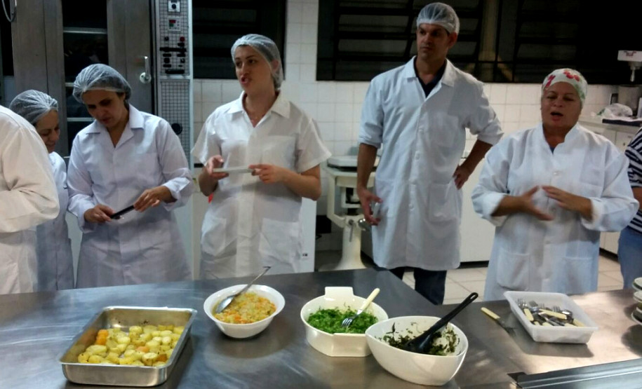 No Colégio Estadual Júlia Wanderley, em Curitiba, o Curso Técnico em Nutrição e Dietética conta com 198 alunos matriculados no três semestres de duração do curso, na forma subsequente. “O curso não é voltado para gastronomia especificamente, mas para questões de saúde. Ele ensina sobre o valor nutricional de alimentos e a elaboração de dietas para pessoas com restrições alimentares, inclusive quem está hospitalizado” diz Ilizandro dos Santos Schmit, técnico-administrativo do colégio.