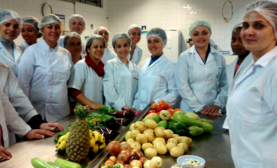 No Colégio Estadual Júlia Wanderley, em Curitiba, o Curso Técnico em Nutrição e Dietética conta com 198 alunos matriculados no três semestres de duração do curso, na forma subsequente. “O curso não é voltado para gastronomia especificamente, mas para questões de saúde. Ele ensina sobre o valor nutricional de alimentos e a elaboração de dietas para pessoas com restrições alimentares, inclusive quem está hospitalizado” diz Ilizandro dos Santos Schmit, técnico-administrativo do colégio.