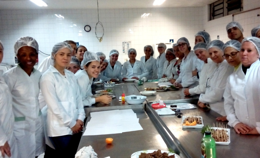 No Colégio Estadual Júlia Wanderley, em Curitiba, o Curso Técnico em Nutrição e Dietética conta com 198 alunos matriculados no três semestres de duração do curso, na forma subsequente. “O curso não é voltado para gastronomia especificamente, mas para questões de saúde. Ele ensina sobre o valor nutricional de alimentos e a elaboração de dietas para pessoas com restrições alimentares, inclusive quem está hospitalizado” diz Ilizandro dos Santos Schmit, técnico-administrativo do colégio.