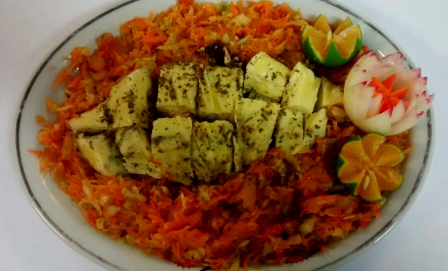 No Colégio Estadual Júlia Wanderley, em Curitiba, o Curso Técnico em Nutrição e Dietética conta com 198 alunos matriculados no três semestres de duração do curso, na forma subsequente. “O curso não é voltado para gastronomia especificamente, mas para questões de saúde. Ele ensina sobre o valor nutricional de alimentos e a elaboração de dietas para pessoas com restrições alimentares, inclusive quem está hospitalizado” diz Ilizandro dos Santos Schmit, técnico-administrativo do colégio.