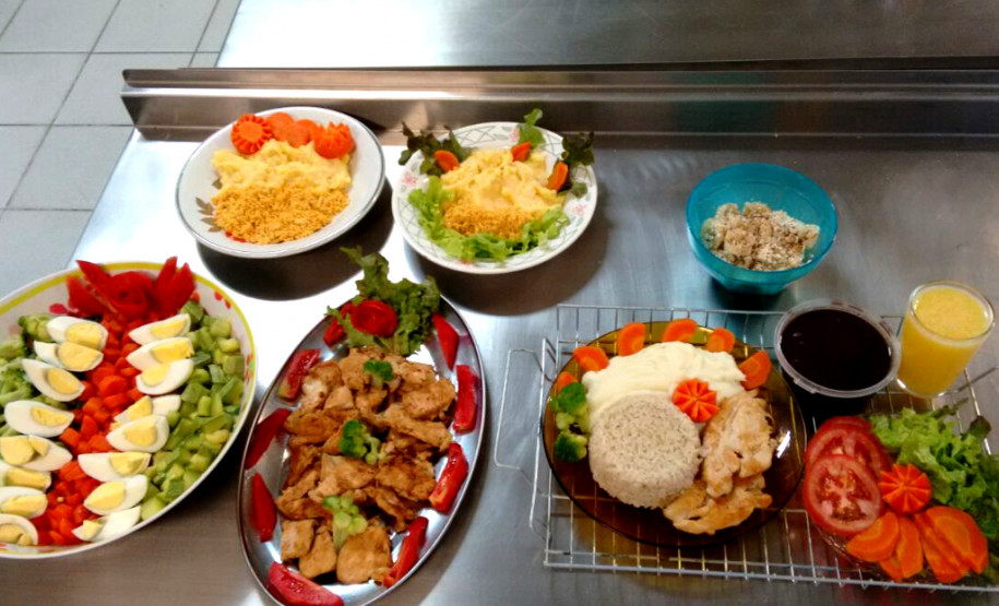 No Colégio Estadual Júlia Wanderley, em Curitiba, o Curso Técnico em Nutrição e Dietética conta com 198 alunos matriculados no três semestres de duração do curso, na forma subsequente. “O curso não é voltado para gastronomia especificamente, mas para questões de saúde. Ele ensina sobre o valor nutricional de alimentos e a elaboração de dietas para pessoas com restrições alimentares, inclusive quem está hospitalizado” diz Ilizandro dos Santos Schmit, técnico-administrativo do colégio.