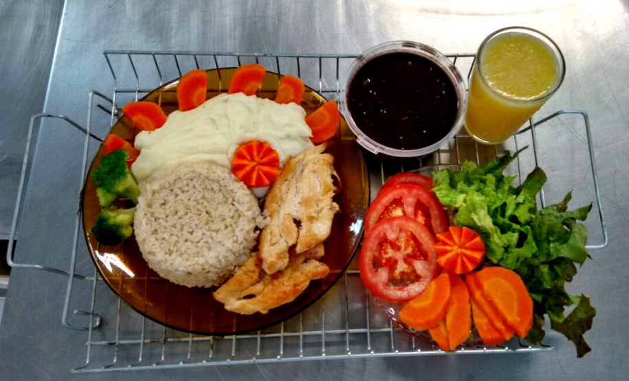 No Colégio Estadual Júlia Wanderley, em Curitiba, o Curso Técnico em Nutrição e Dietética conta com 198 alunos matriculados no três semestres de duração do curso, na forma subsequente. “O curso não é voltado para gastronomia especificamente, mas para questões de saúde. Ele ensina sobre o valor nutricional de alimentos e a elaboração de dietas para pessoas com restrições alimentares, inclusive quem está hospitalizado” diz Ilizandro dos Santos Schmit, técnico-administrativo do colégio.