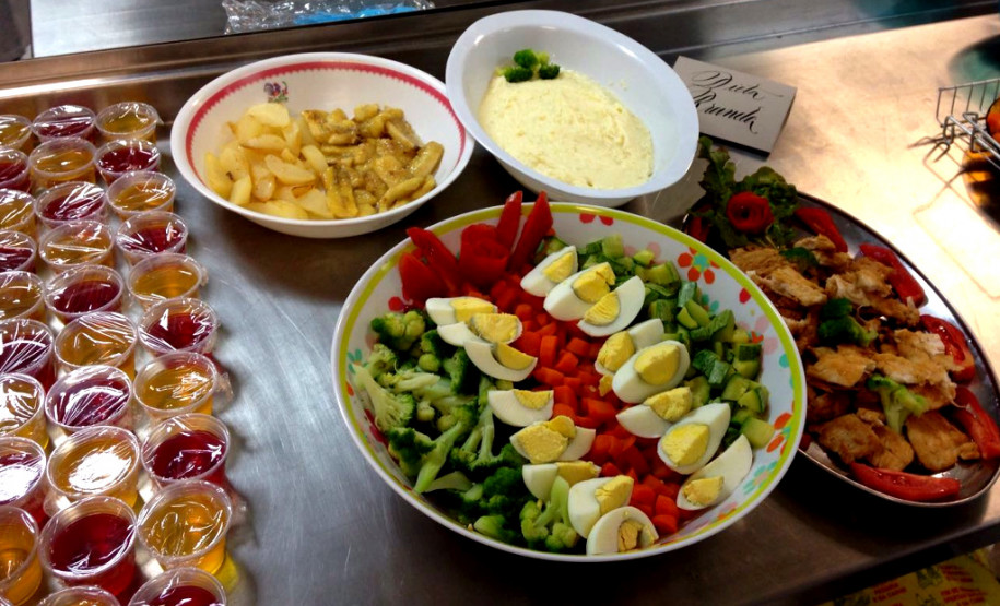 No Colégio Estadual Júlia Wanderley, em Curitiba, o Curso Técnico em Nutrição e Dietética conta com 198 alunos matriculados no três semestres de duração do curso, na forma subsequente. “O curso não é voltado para gastronomia especificamente, mas para questões de saúde. Ele ensina sobre o valor nutricional de alimentos e a elaboração de dietas para pessoas com restrições alimentares, inclusive quem está hospitalizado” diz Ilizandro dos Santos Schmit, técnico-administrativo do colégio.