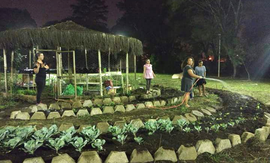 As inscrições para os cursos profissionalizantes da rede estadual de educação do Paraná terminam nesta quarta-feira (08). Interessados devem procurar diretamente um colégio estadual em que o curso de interesse está disponível. A inscrição para os Centros Estaduais de Educação Profissional (CEEP) e para Colégios Agrícolas e Florestal pode ser feita pela internet, na própria página da instituição de ensino. Na foto, alunas do Curso Técnico em Meio Ambiente.