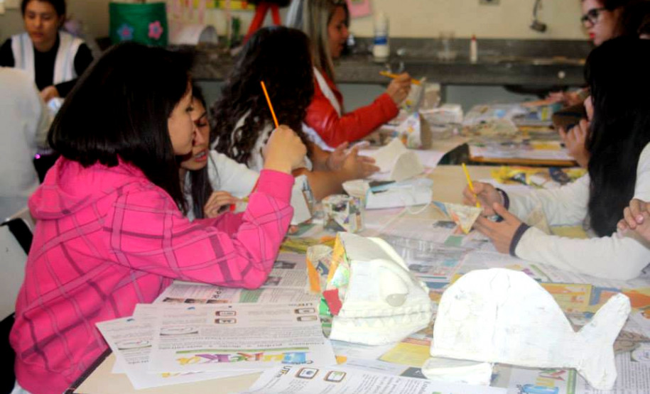 As inscrições para os cursos profissionalizantes da rede estadual de educação do Paraná terminam nesta quarta-feira (08). Interessados devem procurar diretamente um colégio estadual em que o curso de interesse está disponível. A inscrição para os Centros Estaduais de Educação Profissional (CEEP) e para Colégios Agrícolas e Florestal pode ser feita pela internet, na própria página da instituição de ensino. Na foto, alunas do Curso de Formação de Docentes.