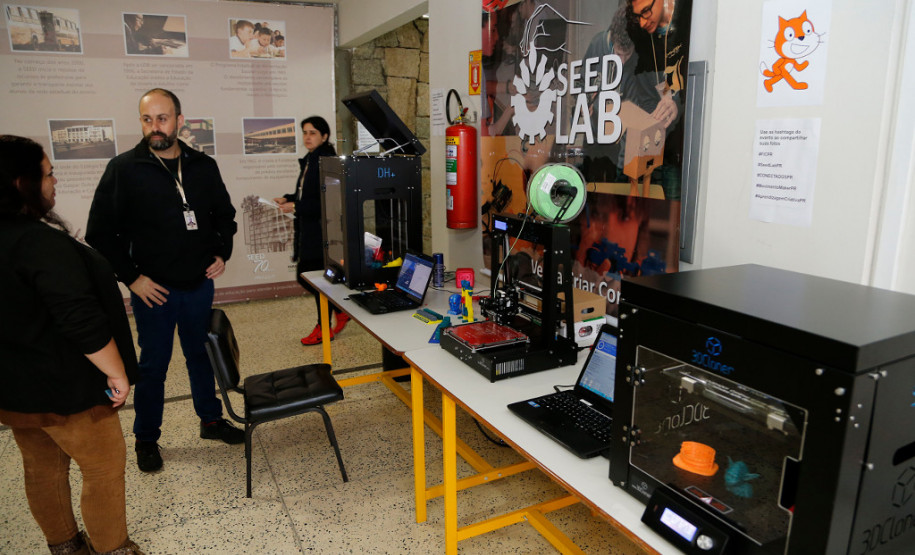 Começou nesta terça–feira (07) em Curitiba, e segue até o dia 09, o 2º Encontro Estadual de Tecnologias Educacionais: inovação e criatividade na educação paranaense. O objetivo é divulgar entre professores, estudantes, pesquisadores e gestores da educação paranaense iniciativas com o uso de tecnologias na educação que possibilitem a resolução colaborativa de problemas, a experimentação, o desenvolvimento tecnológico e o compartilhamento de conhecimento.