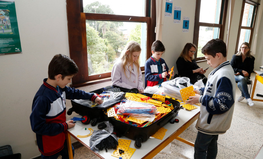 Começou nesta terça–feira (07) em Curitiba, e segue até o dia 09, o 2º Encontro Estadual de Tecnologias Educacionais: inovação e criatividade na educação paranaense. O objetivo é divulgar entre professores, estudantes, pesquisadores e gestores da educação paranaense iniciativas com o uso de tecnologias na educação que possibilitem a resolução colaborativa de problemas, a experimentação, o desenvolvimento tecnológico e o compartilhamento de conhecimento.