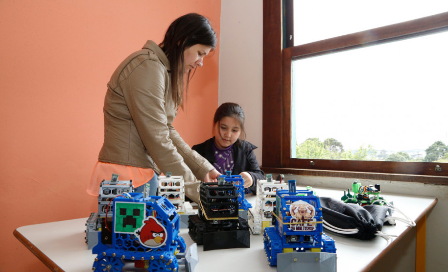 Começou nesta terça–feira (07) em Curitiba, e segue até o dia 09, o 2º Encontro Estadual de Tecnologias Educacionais: inovação e criatividade na educação paranaense. O objetivo é divulgar entre professores, estudantes, pesquisadores e gestores da educação paranaense iniciativas com o uso de tecnologias na educação que possibilitem a resolução colaborativa de problemas, a experimentação, o desenvolvimento tecnológico e o compartilhamento de conhecimento.