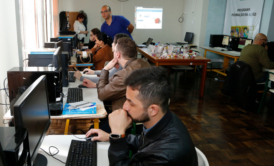 Começou nesta terça–feira (07) em Curitiba, e segue até o dia 09, o 2º Encontro Estadual de Tecnologias Educacionais: inovação e criatividade na educação paranaense. O objetivo é divulgar entre professores, estudantes, pesquisadores e gestores da educação paranaense iniciativas com o uso de tecnologias na educação que possibilitem a resolução colaborativa de problemas, a experimentação, o desenvolvimento tecnológico e o compartilhamento de conhecimento.
