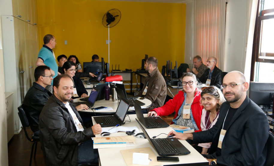 Começou nesta terça–feira (07) em Curitiba, e segue até o dia 09, o 2º Encontro Estadual de Tecnologias Educacionais: inovação e criatividade na educação paranaense. O objetivo é divulgar entre professores, estudantes, pesquisadores e gestores da educação paranaense iniciativas com o uso de tecnologias na educação que possibilitem a resolução colaborativa de problemas, a experimentação, o desenvolvimento tecnológico e o compartilhamento de conhecimento.