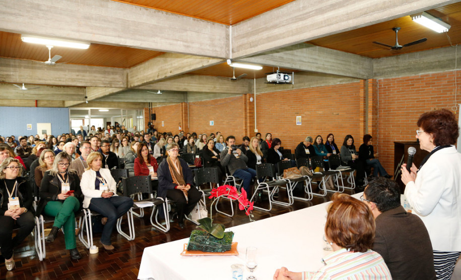 Começou nesta terça–feira (07) em Curitiba, e segue até o dia 09, o 2º Encontro Estadual de Tecnologias Educacionais: inovação e criatividade na educação paranaense. O objetivo é divulgar entre professores, estudantes, pesquisadores e gestores da educação paranaense iniciativas com o uso de tecnologias na educação que possibilitem a resolução colaborativa de problemas, a experimentação, o desenvolvimento tecnológico e o compartilhamento de conhecimento.