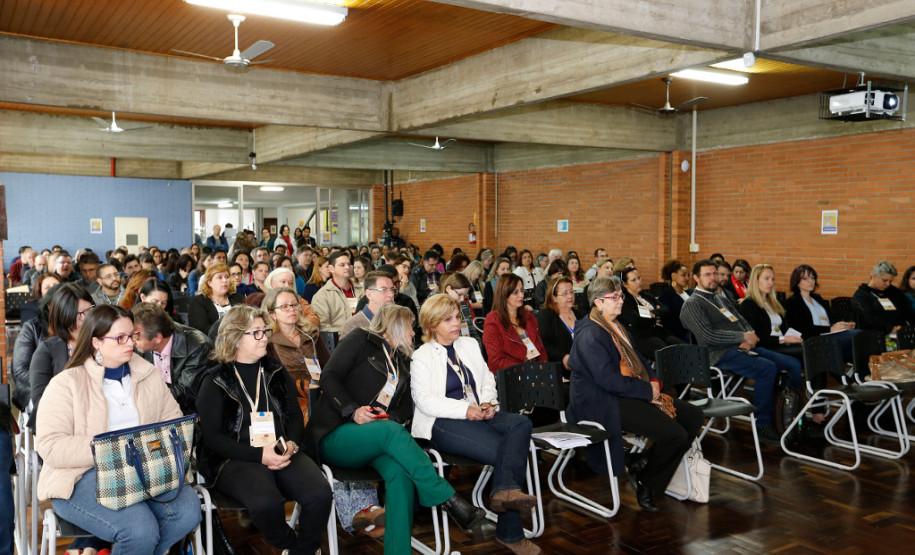 Começou nesta terça–feira (07) em Curitiba, e segue até o dia 09, o 2º Encontro Estadual de Tecnologias Educacionais: inovação e criatividade na educação paranaense. O objetivo é divulgar entre professores, estudantes, pesquisadores e gestores da educação paranaense iniciativas com o uso de tecnologias na educação que possibilitem a resolução colaborativa de problemas, a experimentação, o desenvolvimento tecnológico e o compartilhamento de conhecimento.