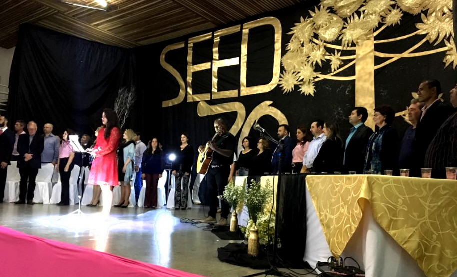 A cerimônia no Núcleo regional de Wenceslau Braz foi realizada na noite desta terça-feira (7) e reuniu mais de 200 participantes entre funcionários e ex-funcionários, diretores e alunos das escolas pertencentes a regional, prefeitos, secretários municipais de educação e vereadores, representantes religiosos e da sociedade civil