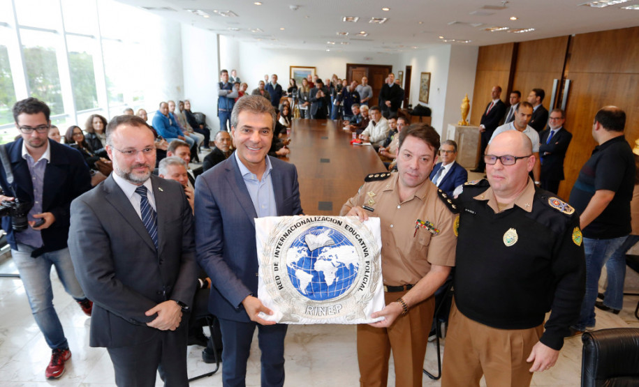 O governador Beto Richa confirmou nesta quarta-feira (08) que Londrina terá a primeira unidade do Colégio da Polícia Militar no Interior do Estado. A escola começará a funcionar já no próximo ano letivo. O anúncio foi feito durante visita de uma comitiva de professores, alunos e representantes da comunidade de Londrina ao Palácio do Iguaçu, em Curitiba.