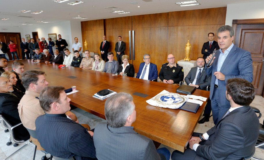 O governador Beto Richa confirmou nesta quarta-feira (08) que Londrina terá a primeira unidade do Colégio da Polícia Militar no Interior do Estado. A escola começará a funcionar já no próximo ano letivo. O anúncio foi feito durante visita de uma comitiva de professores, alunos e representantes da comunidade de Londrina ao Palácio do Iguaçu, em Curitiba.