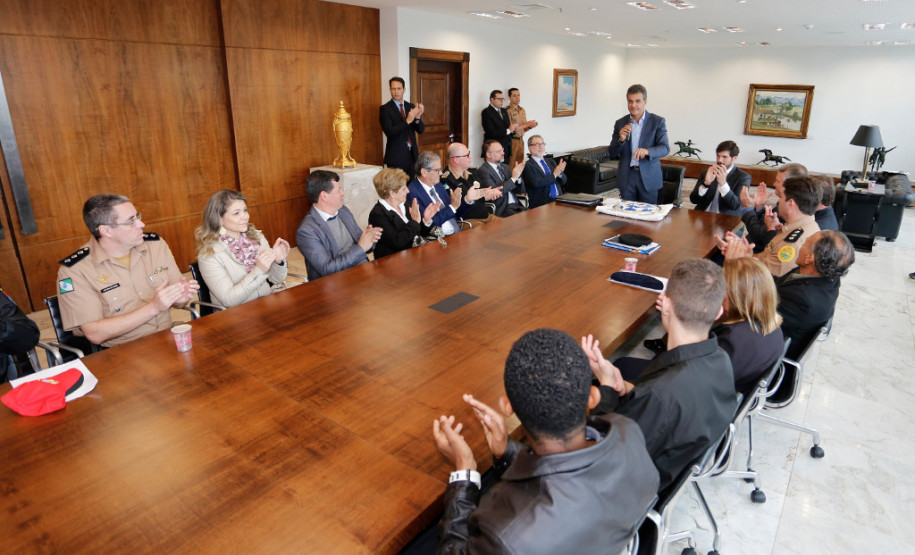 O governador Beto Richa confirmou nesta quarta-feira (08) que Londrina terá a primeira unidade do Colégio da Polícia Militar no Interior do Estado. A escola começará a funcionar já no próximo ano letivo. O anúncio foi feito durante visita de uma comitiva de professores, alunos e representantes da comunidade de Londrina ao Palácio do Iguaçu, em Curitiba.