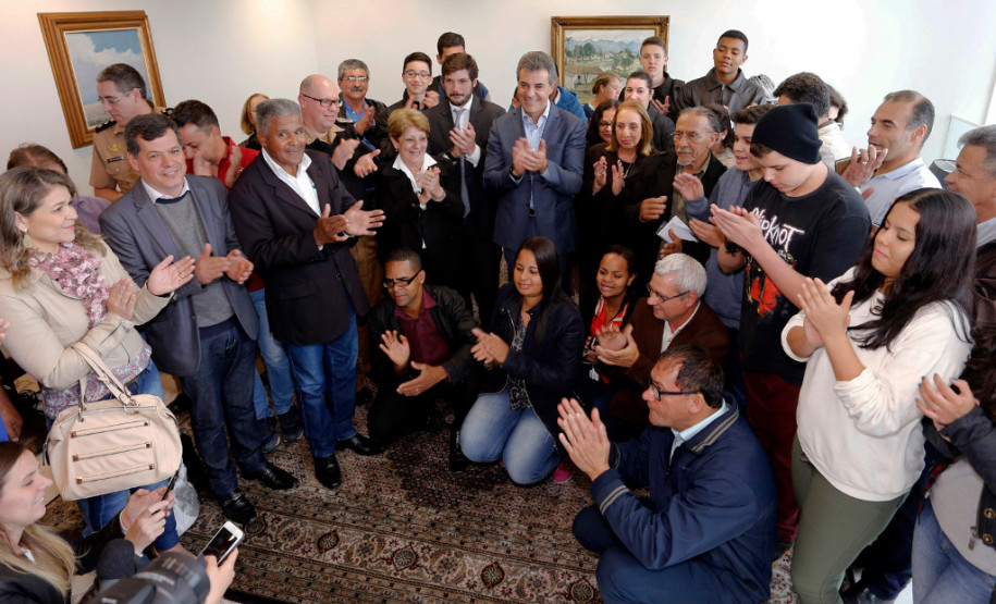 O governador Beto Richa confirmou nesta quarta-feira (08) que Londrina terá a primeira unidade do Colégio da Polícia Militar no Interior do Estado. A escola começará a funcionar já no próximo ano letivo. O anúncio foi feito durante visita de uma comitiva de professores, alunos e representantes da comunidade de Londrina ao Palácio do Iguaçu, em Curitiba.