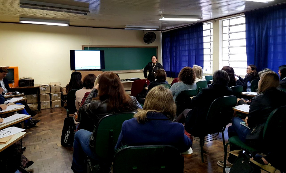 O Departamento de Educação Básica (DEB) da SEED, por meio da Coordenação de Currículo, realiza nesta quarta e quinta-feira (08 e 09), no Colégio Estadual Barão do Rio Branco, em Curitiba, o evento “Atualização Pedagógica para os Técnicos de Língua Portuguesa e de Matemática dos NREs”. O objetivo é orientar os participantes sobre o trabalho a ser desenvolvido na finalização do ano de 2017 e início do ano de 2018.