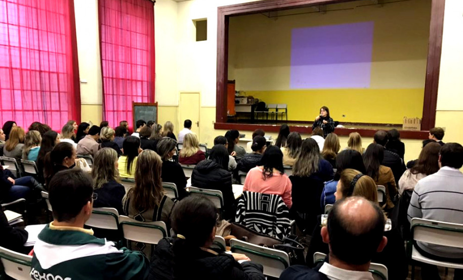 O Departamento de Educação Básica (DEB) da SEED, por meio da Coordenação de Currículo, realiza nesta quarta e quinta-feira (08 e 09), no Colégio Estadual Barão do Rio Branco, em Curitiba, o evento “Atualização Pedagógica para os Técnicos de Língua Portuguesa e de Matemática dos NREs”. O objetivo é orientar os participantes sobre o trabalho a ser desenvolvido na finalização do ano de 2017 e início do ano de 2018.