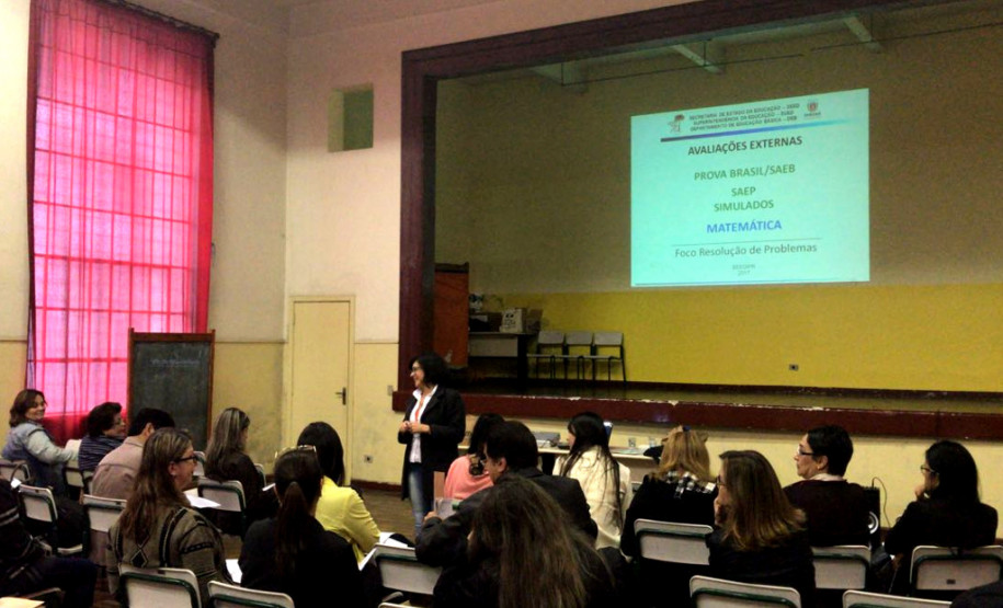 O Departamento de Educação Básica (DEB) da SEED, por meio da Coordenação de Currículo, realiza nesta quarta e quinta-feira (08 e 09), no Colégio Estadual Barão do Rio Branco, em Curitiba, o evento “Atualização Pedagógica para os Técnicos de Língua Portuguesa e de Matemática dos NREs”. O objetivo é orientar os participantes sobre o trabalho a ser desenvolvido na finalização do ano de 2017 e início do ano de 2018.