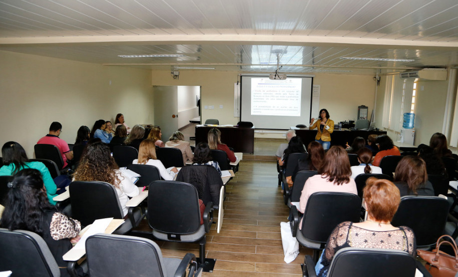 Coordenadores da educação básica dos 32 Núcleos Regionais de Educação (NREs) participam nesta sexta-feira (10), em Curitiba, do segundo encontro para discutir as diretrizes do Pacto Nacional pela Alfabetização na Idade Certa (PNAIC). O objetivo é proporcionar aos profissionais novos subsídios para atuação nas regionais e repassar as informações às coordenações municipais.