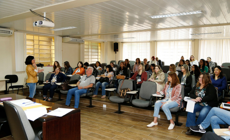 Coordenadores da educação básica dos 32 Núcleos Regionais de Educação (NREs) participam nesta sexta-feira (10), em Curitiba, do segundo encontro para discutir as diretrizes do Pacto Nacional pela Alfabetização na Idade Certa (PNAIC). O objetivo é proporcionar aos profissionais novos subsídios para atuação nas regionais e repassar as informações às coordenações municipais.