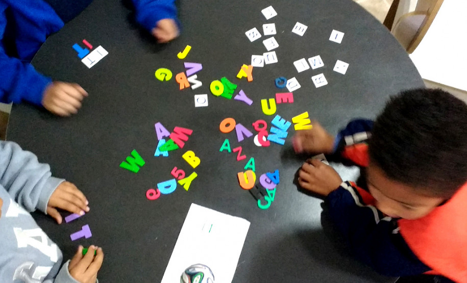 Nicole participa uma vez por semana de um projeto social em que leciona oficinas de inglês a crianças com idade entre seis e 12 anos. Antes de iniciar as aulas, Nicole auxilia os colegas voluntários nas oficinas de arte. “Minha vida mudou quando aprendi o idioma, por isso resolvi entrar no projeto e ajudar essas crianças de alguma maneira. Acredito que um idioma diferente, principalmente o inglês, pode fazer a diferença”, afirmou.