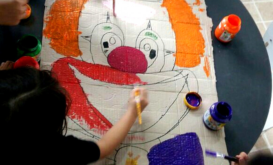 Nicole participa uma vez por semana de um projeto social em que leciona oficinas de inglês a crianças com idade entre seis e 12 anos. Antes de iniciar as aulas, Nicole auxilia os colegas voluntários nas oficinas de arte. “Minha vida mudou quando aprendi o idioma, por isso resolvi entrar no projeto e ajudar essas crianças de alguma maneira. Acredito que um idioma diferente, principalmente o inglês, pode fazer a diferença”, afirmou.