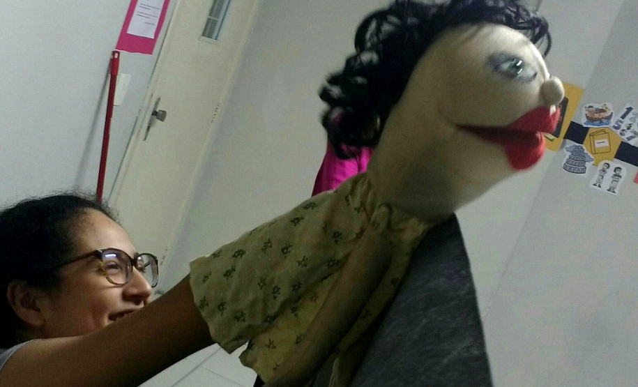 A estudante curitibana Nicole Canali de Castro, 17 anos, do 3° ano do ensino médio do Colégio Estadual Elias Abrahão, no bairro Cristo Rei, será a representante paranaense no Programa Jovem Embaixador 2018, promovido pela Embaixada dos Estados Unidos e Conselho Nacional de Secretários de Educação (Consed).