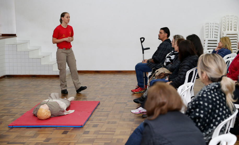 Nesta quinta-feira (09), 50 profissionais que atuam nas escolas da capital, Núcleo Regional de Educação e na sede da Secretaria Estadual da Educação participaram da capacitação realizada no Colégio Estadual Yvone Pimentel. Os brigadistas receberam treinamentos de primeiros socorros e prevenção e combate de incêndio. O curso foi dividido em duas etapas: teórica na parte da manhã e prática no período da tarde.