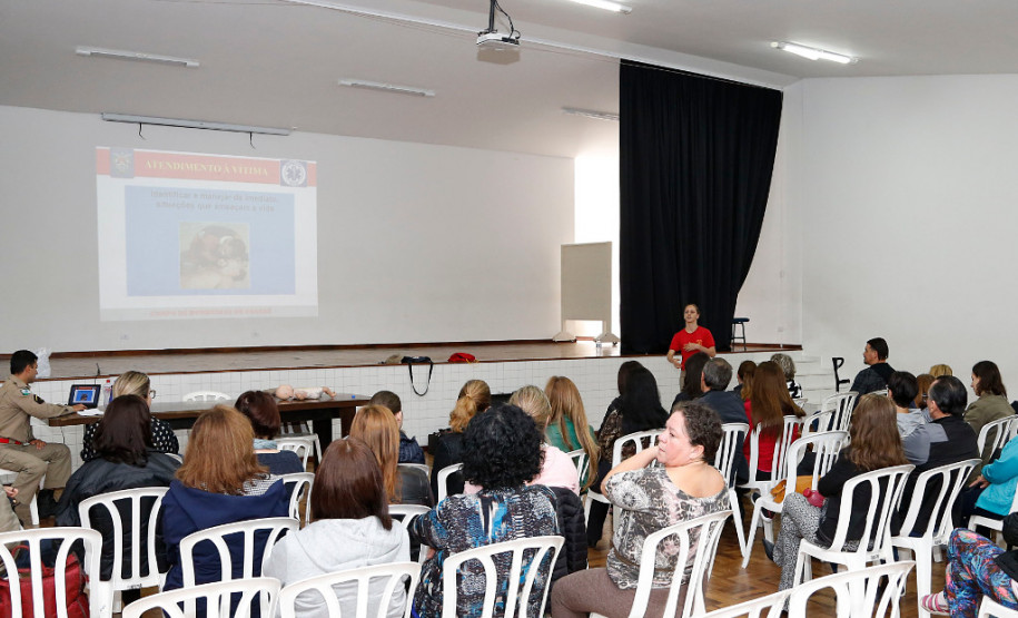 Nesta quinta-feira (09), 50 profissionais que atuam nas escolas da capital, Núcleo Regional de Educação e na sede da Secretaria Estadual da Educação participaram da capacitação realizada no Colégio Estadual Yvone Pimentel. Os brigadistas receberam treinamentos de primeiros socorros e prevenção e combate de incêndio. O curso foi dividido em duas etapas: teórica na parte da manhã e prática no período da tarde.