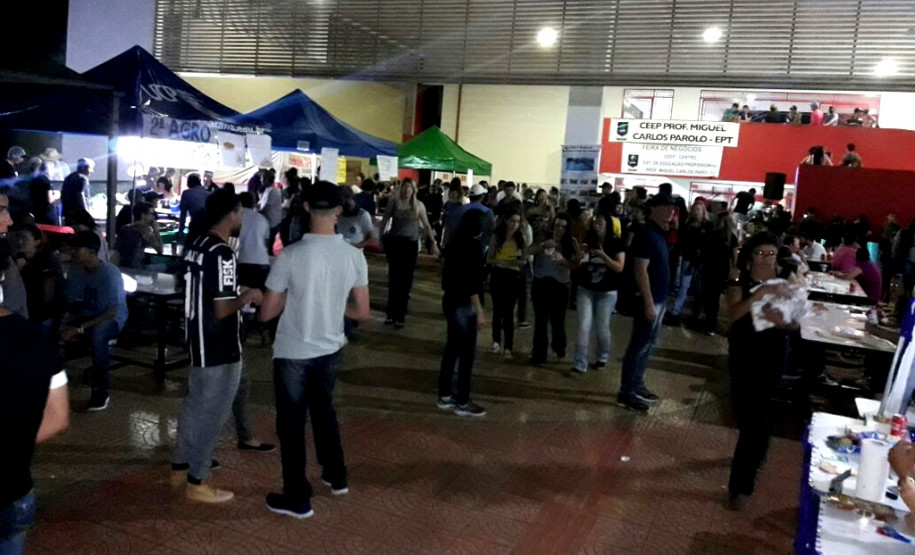 O Centro Estadual de Educação Profissional (CEEP) Professor Miguel Carlos Parolo, no município de Pitanga, região central do Estado, reuniu mais de cinco mil pessoas na primeira edição da Feira do Comércio realizada pela instituição de ensino nesta quinta-feira (9)