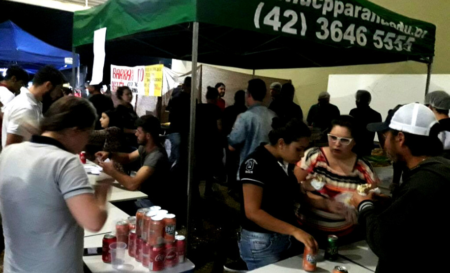 O Centro Estadual de Educação Profissional (CEEP) Professor Miguel Carlos Parolo, no município de Pitanga, região central do Estado, reuniu mais de cinco mil pessoas na primeira edição da Feira do Comércio realizada pela instituição de ensino nesta quinta-feira (9)