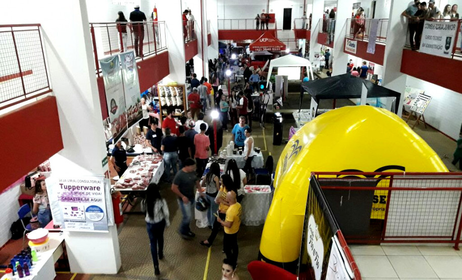 O Centro Estadual de Educação Profissional (CEEP) Professor Miguel Carlos Parolo, no município de Pitanga, região central do Estado, reuniu mais de cinco mil pessoas na primeira edição da Feira do Comércio realizada pela instituição de ensino nesta quinta-feira (9)