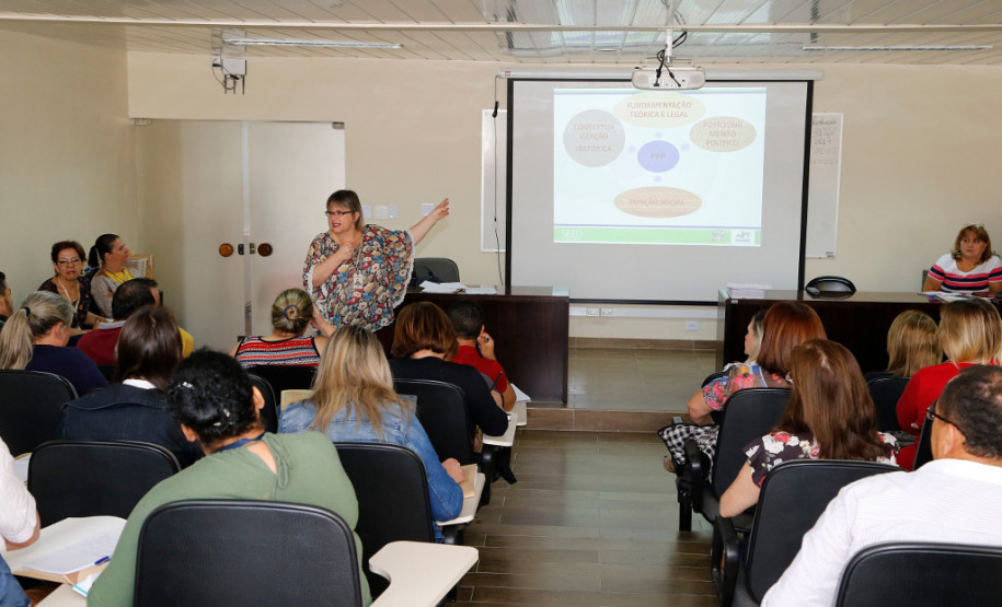Diretores, pedagogos e equipes técnicas da Secretaria de Estado da Educação (SEED) e dos Núcleos Regionais de Educação (NREs) participam nesta segunda-feira (13), em Curitiba, da primeira reunião técnica para debater as diretrizes e instalação das escolas bases às instituições de ensino itinerantes que atendem alunos oriundos dos acampamentos do Movimento dos Trabalhadores Rurais Sem Terra (MST).