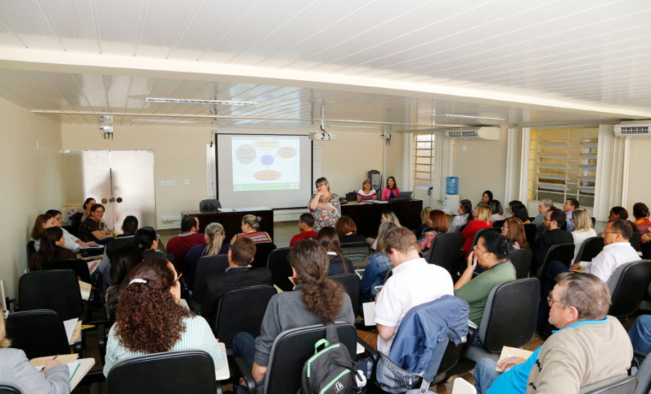 Diretores, pedagogos e equipes técnicas da Secretaria de Estado da Educação (SEED) e dos Núcleos Regionais de Educação (NREs) participam nesta segunda-feira (13), em Curitiba, da primeira reunião técnica para debater as diretrizes e instalação das escolas bases às instituições de ensino itinerantes que atendem alunos oriundos dos acampamentos do Movimento dos Trabalhadores Rurais Sem Terra (MST).