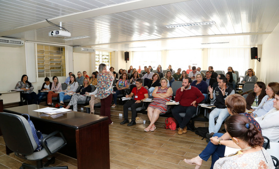 Diretores, pedagogos e equipes técnicas da Secretaria de Estado da Educação (SEED) e dos Núcleos Regionais de Educação (NREs) participam nesta segunda-feira (13), em Curitiba, da primeira reunião técnica para debater as diretrizes e instalação das escolas bases às instituições de ensino itinerantes que atendem alunos oriundos dos acampamentos do Movimento dos Trabalhadores Rurais Sem Terra (MST).