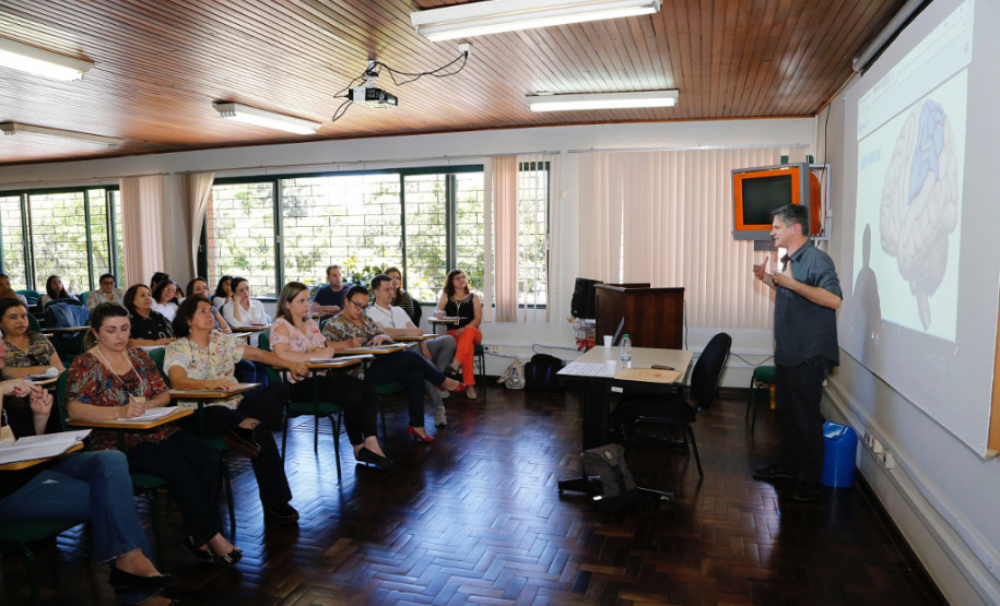 A Secretaria de Estado da Educação (SEED) realiza nesta segunda e terça-feira (13 e 14), na Diretoria de Políticas e Tecnologias Educacionais (DPTE), no bairro Boqueirão, duas formações voltadas a profissionais que atuam nos anos iniciais e no ensino religioso da rede pública estadual