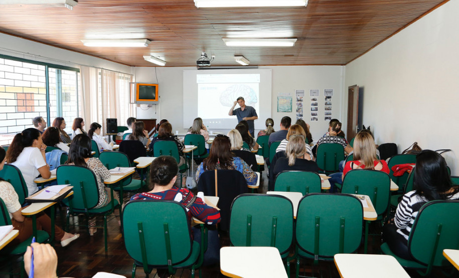 A Secretaria de Estado da Educação (SEED) realiza nesta segunda e terça-feira (13 e 14), na Diretoria de Políticas e Tecnologias Educacionais (DPTE), no bairro Boqueirão, duas formações voltadas a profissionais que atuam nos anos iniciais e no ensino religioso da rede pública estadual