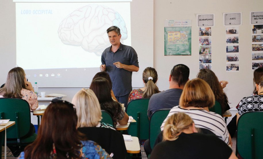 A Secretaria de Estado da Educação (SEED) realiza nesta segunda e terça-feira (13 e 14), na Diretoria de Políticas e Tecnologias Educacionais (DPTE), no bairro Boqueirão, duas formações voltadas a profissionais que atuam nos anos iniciais e no ensino religioso da rede pública estadual