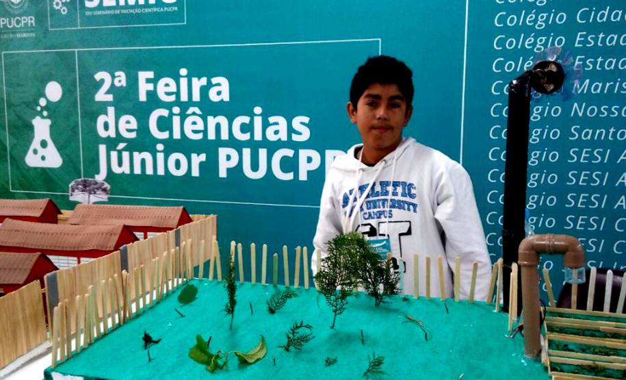 Os estudantes Leandro Ribeiro Farias, 15 anos, e Esley Marcelo dos Santos Borges, 18 anos, do Colégio Estadual Professor Altair da Silva Leme, de Colombo (Região Metropolitana de Curitiba), desenvolveram entre os meses de março e outubro deste ano um projeto científico para produção de energia limpa por meio da captação do vento