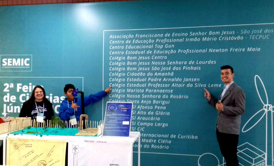 Os estudantes Leandro Ribeiro Farias, 15 anos, e Esley Marcelo dos Santos Borges, 18 anos, do Colégio Estadual Professor Altair da Silva Leme, de Colombo (Região Metropolitana de Curitiba), desenvolveram entre os meses de março e outubro deste ano um projeto científico para produção de energia limpa por meio da captação do vento